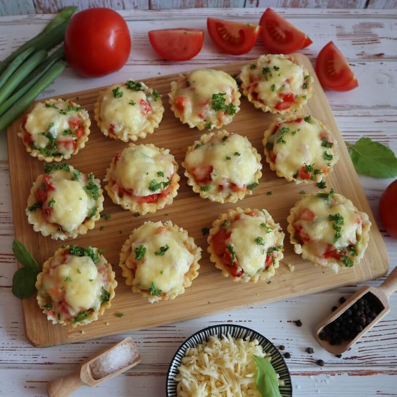 Shortbread tarts with tomato filling – vegetarian recipe