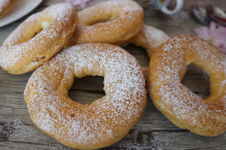 Choux pastry rings with curd filling