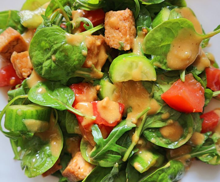 Gemischter Salat mit Tofu & Erdnusssauce